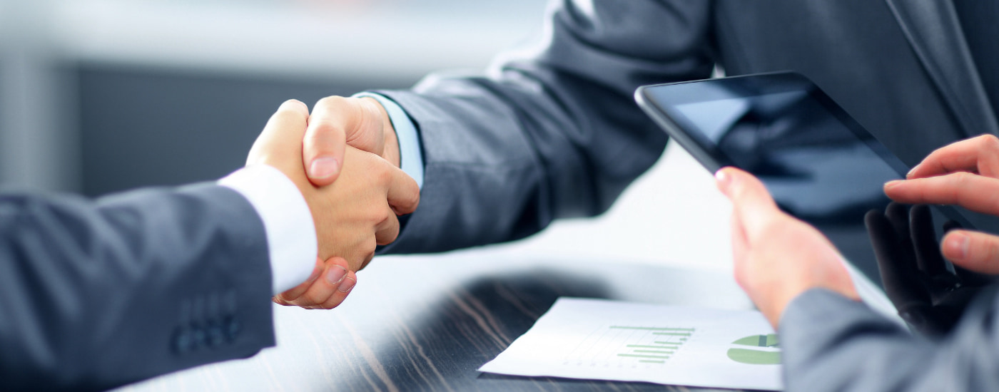  Deutsche Mittelständler leiden unter steigenden Kosten für die Finanzierung. Vorbei sind die Zeiten der Niedrigzinsen, in denen sie bei Banken Geld und Kapital zu günstigen Konditionen bekamen. Der rasante Preisanstieg hat zu einem Umdenken bei den Notenbanken geführt und entsprechend sind die Kreditzinsen gestiegen.