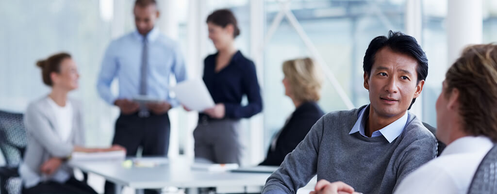 Investieren im Ausland: International Desk International Desk Manager im Gespräch mit einem Kunden über das Investieren im Ausland