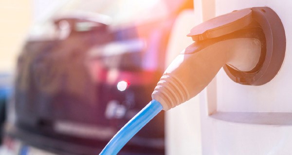 Ladesäule, an der Elektroautos, die im Rahmen von Sozial & Mobil finanziert werden, aufgeladen werden können