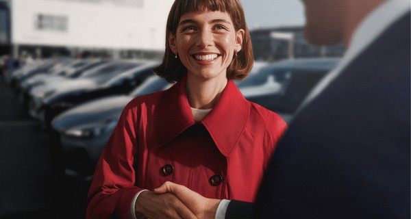 Full-Service-Leasing bei der Deutschen Leasing Full-Service-Leasing Berater bespricht mit einem Kunden die Möglichkeiten für seinen Fuhrpark