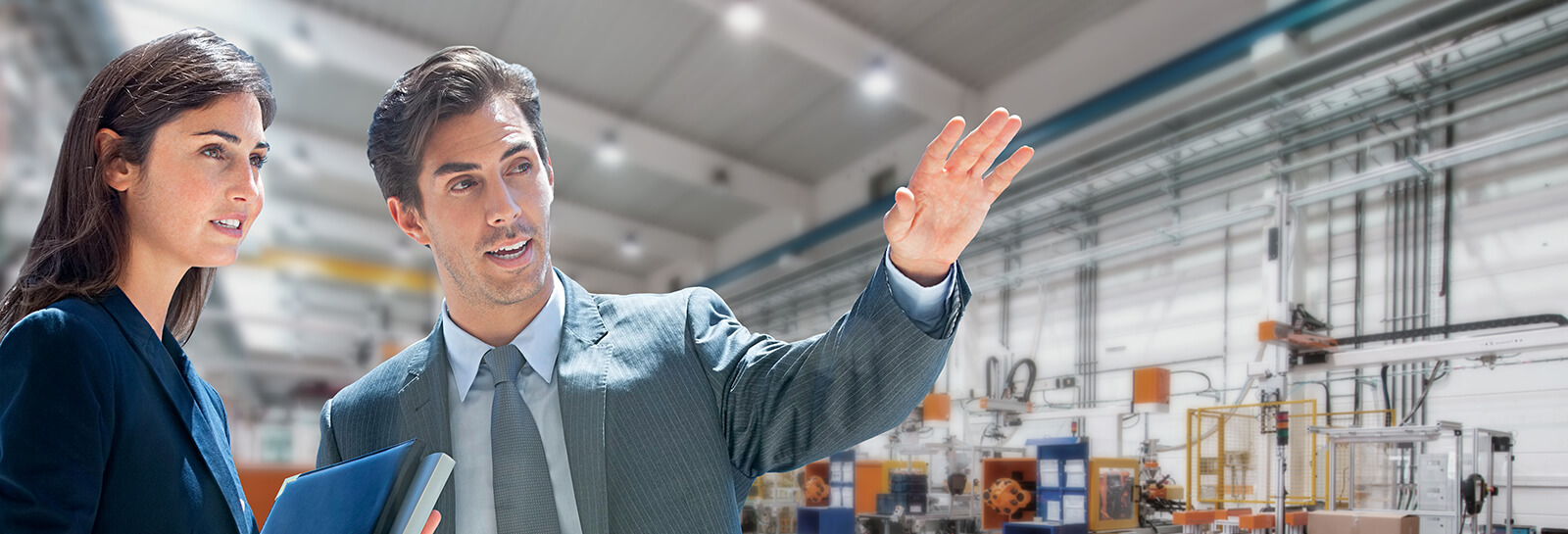 International Desk Manager zeigt einer Kundin die Optionen bei einer internationalen Finanzierung auf