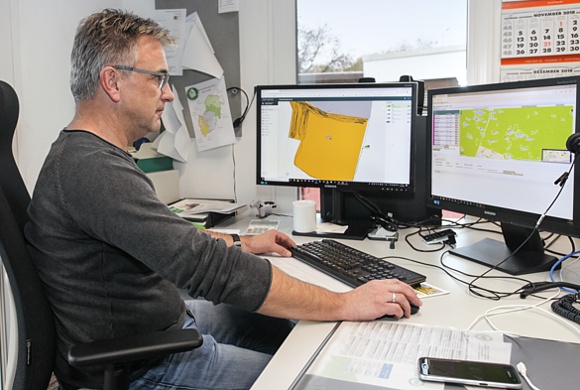 Der „Farmpilot“ im Cockpit: Eckhard Baumgarten ist Geschäftsführer des Maschinenring Wetterau.