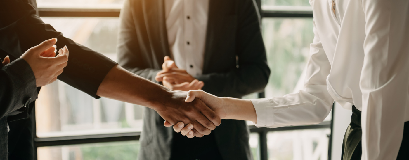 Der Exporteur schließt mit seinem ausländischen Importeur einen Liefervertrag ab. Der Exporteur schließt mit seinem ausländischen Importeur einen Liefervertrag ab.