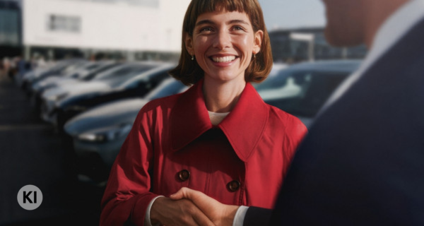 Full-Service-Leasing Berater bespricht mit einem Kunden die M&ouml;glichkeiten f&uuml;r seinen Fuhrpark