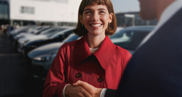 Full-Service-Leasing Berater bespricht mit einem Kunden die M&ouml;glichkeiten f&uuml;r seinen Fuhrpark