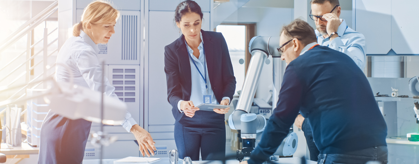 Bei vielen Unternehmen steht die digitale Transformation ganz oben auf der Agenda.Doch in der Praxis kommen viele digitale Instrumente nicht zum Einsatz. Das gilt auch für Künstliche Intelligenz (KI), die 2023 zwar im Fokus der öffentlichen Debatte stand, doch in der Praxis von Unternehmen noch keine allzu Rolle spielt. Bei vielen Unternehmen steht die digitale Transformation ganz oben auf der Agenda.Doch in der Praxis kommen viele digitale Instrumente nicht zum Einsatz. Das gilt auch für Künstliche Intelligenz (KI), die 2023 zwar im Fokus der öffentlichen Debatte stand, doch in der Praxis von Unternehmen noch keine allzu Rolle spielt.