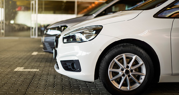 Ein weißes, parkendes Auto, welches zum Flottenleasing bereitsteht.